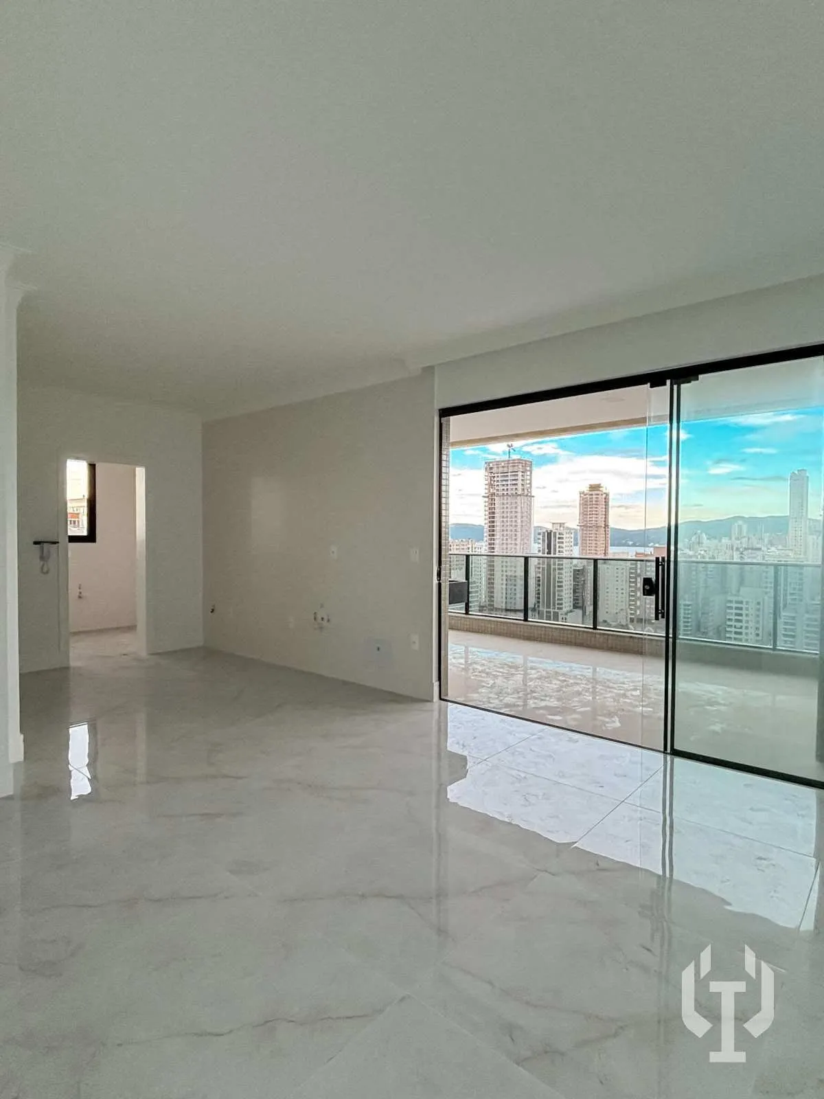 Imagem Apartamento de 3 suítes e 3 vagas de garagem em Meia Praia