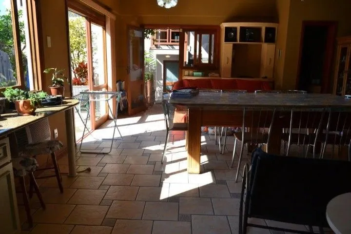 Imagem Casa Comercial e Residencial com 518m² (4 quartos / 5 banheiros / 3 vagas garagem) no Bairro Partenon localizada à meia quadra da Av. Bento Gonçalves.