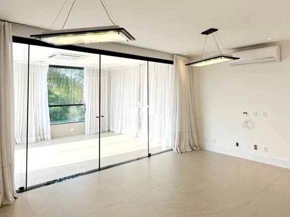 Imagem Imponente residência de luxo com 4 suítes na Barra da Tijúca, Rio de Janeiro - RJ: 3 salas, 6 vagas e 1.000m² de puro requinte!