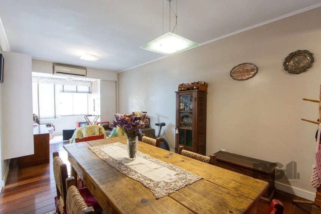 Imagem Apartamento com 73m², 2 dormitórios, área de serviço separada, living 2 ambientes , vaga de garagem escriturada e coberta.