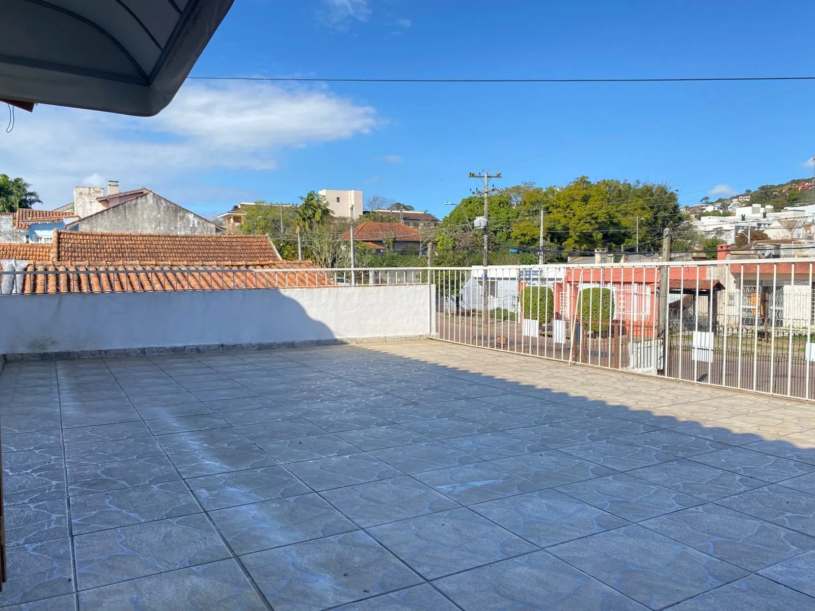 Imagem Casa de (3)três quartos, sendo uma suíte com duas vagas de garagem.