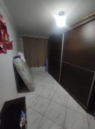 Imagem Casa à venda de 2 dormitórios na Vila Caiçara em Praia Grande-SP, com 96,13m² distribuídos em sala ampla, cozinha americada, 2 dormitórios sendo 1 suíte, banheiro social, área de serviço e 1 vaga de garagem. Aceita financiamento bancário. *As informações 