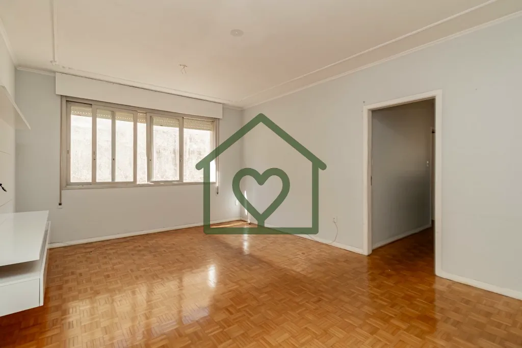 Imagem No bairro Medianeira Amplo e confortável apartamento, reformado, com 3 dormitórios, 1 suíte e 114...
