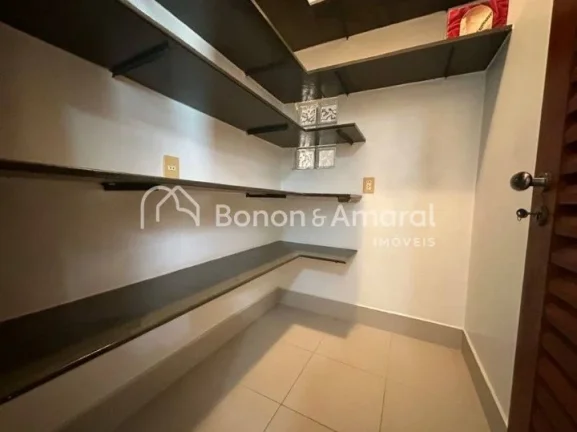 Imagem Linda casa em condomínio fechado. No piso superior há um hall, 3 quartos com varanda, sendo uma su...