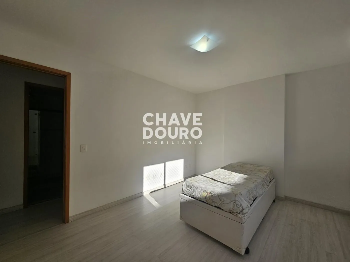 Imagem Apartamento de 2 Quartos (sendo 1 suíte com varanda) + Dependência e 1 Vaga