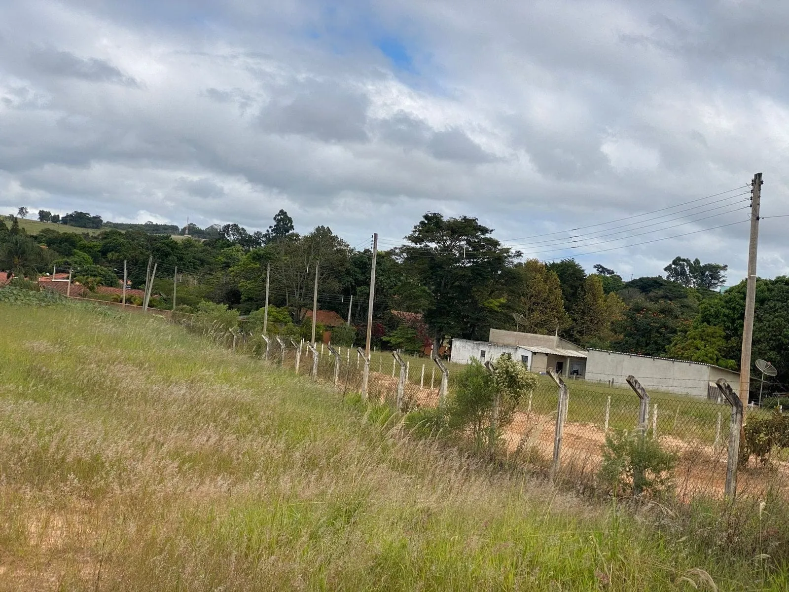 Imagem Terreno à venda na rua principal de Sarapuí
