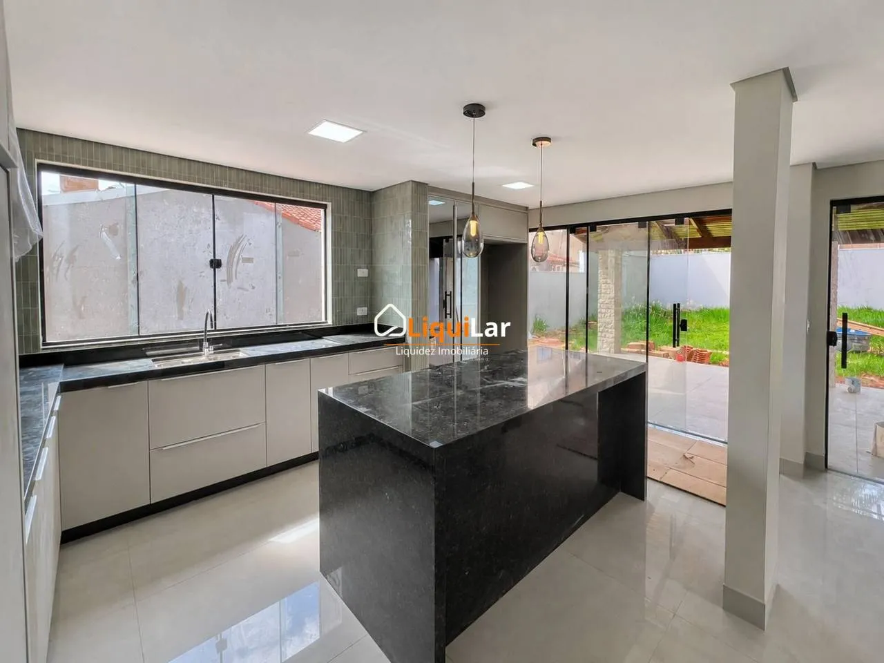 Imagem Sobrado com Aptidão Comercial na Vila Rosa Pires | 4 Quartos, Suíte e Localização Estratégica