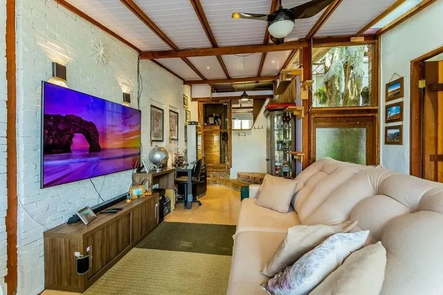 Imagem Casa térrea com 3 dormitórios, amplo pátio e 2 vagas de garagem cobertas.