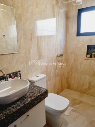 Imagem Sobrado com 4 quartos (sendo 2 suítes, uma delas no térreo), 264 m² construídos, no Condomínio ...