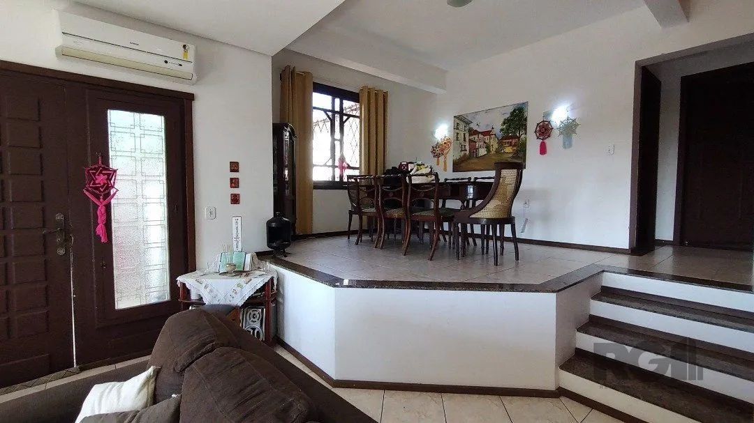 Imagem Sobrado, 5 quartos, 2 suites, pátio, 3 vagas - Bairro Vila Nova