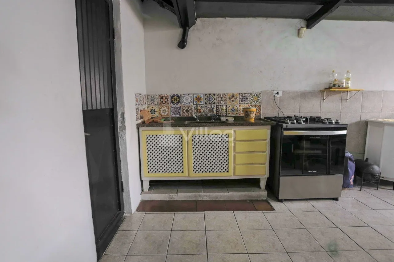 Imagem Casa de esquina com 2 casas no mesmo terreno, ideal para morar com a família ou ter uma segunda ren...