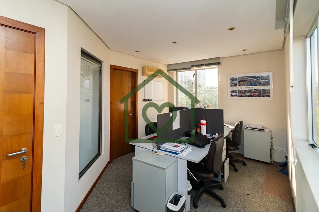 Imagem Excelente oportunidade de sala comercial mobiliada no polo jurídico! Ocupa todo o 4º andar, com 12...