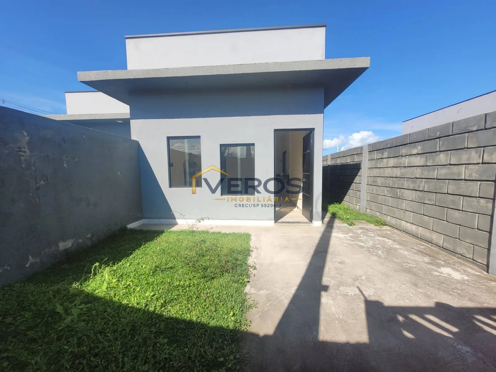 Imagem Casa térrea nova a venda no Balneário dos Golfinhos em Caraguatatuba