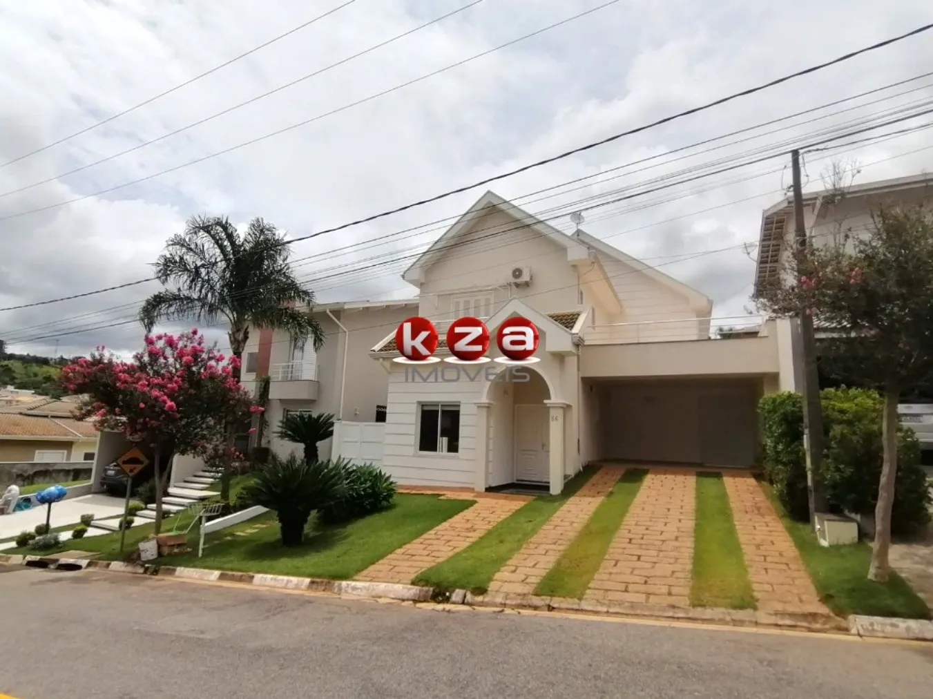 Foto do imóvel Casa de Alto Padrão em Condomínio Exclusivo em Vinhedo-SP: 3 Quartos, 1 Suíte, 3 Salas, 3 Banheiros, 4 Vagas de Garagem.
