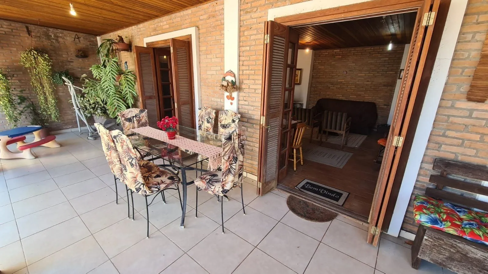 Imagem Casa com 4 dormitórios, 2 vagas e 300m² á venda