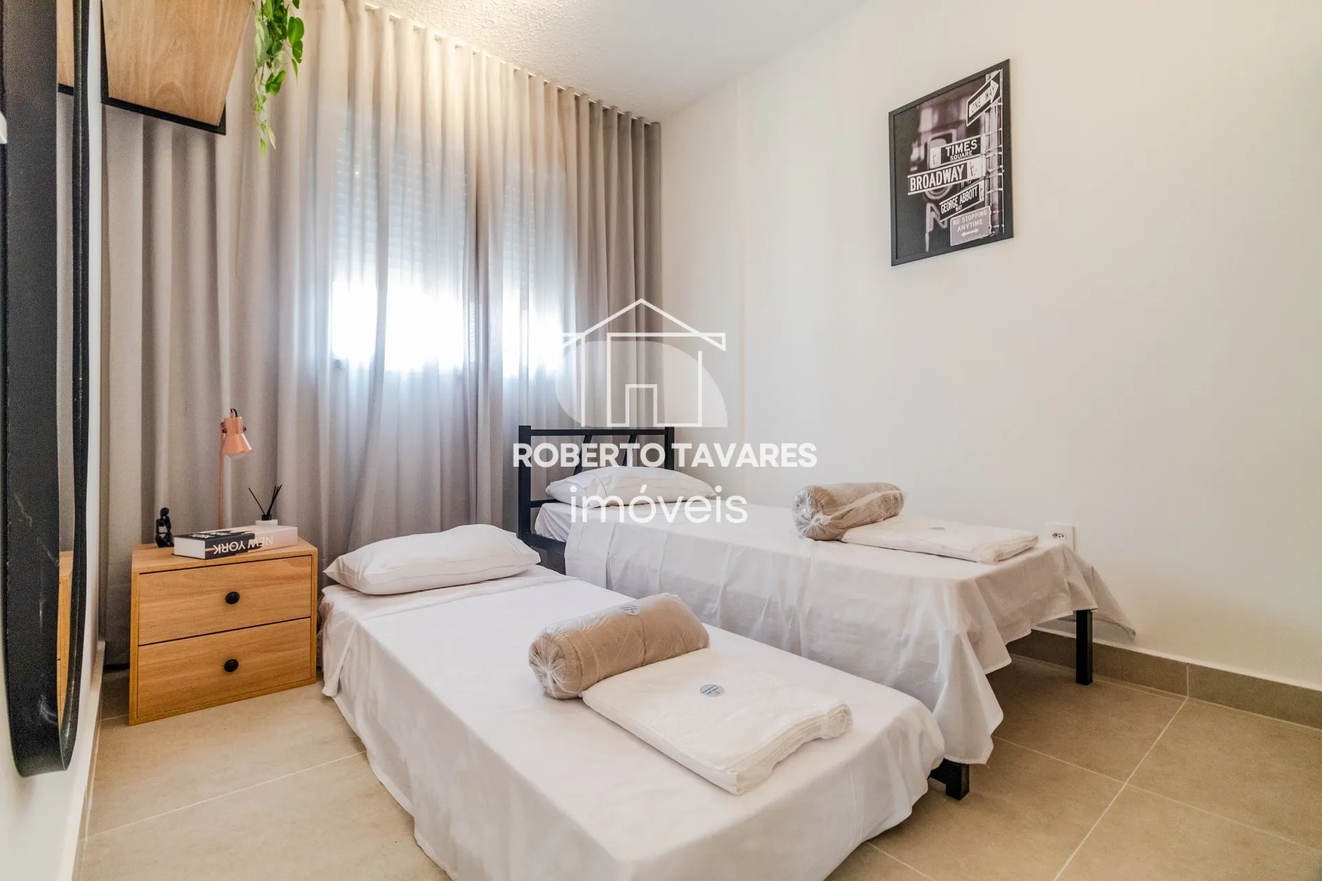 Imagem Apartamento totalmente mobiliado. VENDA DE PORTEIRA FECHADA - O imóvel conta com 2 quartos, sendo 1 suíte, além de uma vaga de garagem.