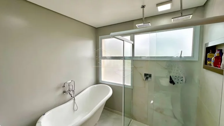 Imagem Residência com Arquitetura Imponente e Vista Permanente