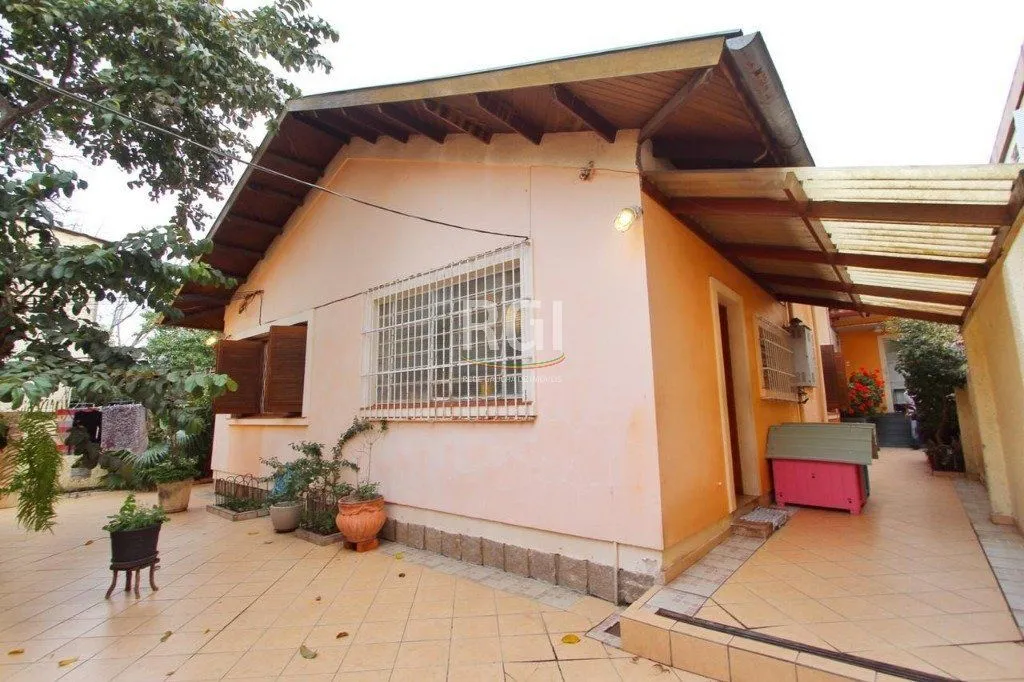 Imagem Casa para Venda - 250m², 3 dormitórios, 1 vaga - Teresópolis