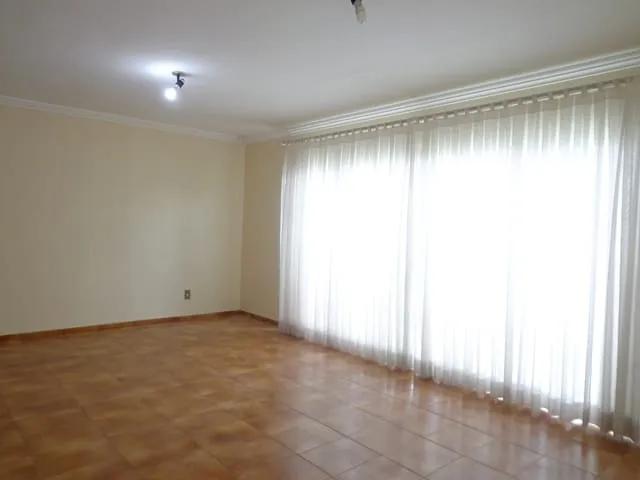 Imagem Casa para Locação 3 Quartos, 1 Suite, 3 Vagas, 600M², Centro, Pindamonhangaba - SP