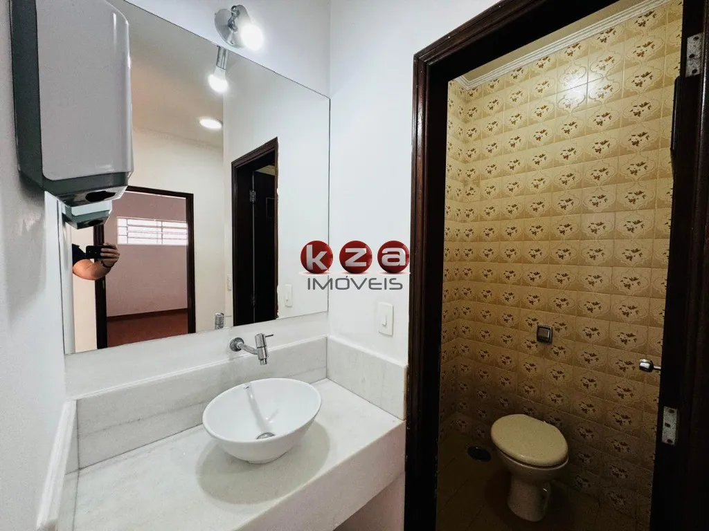 Imagem Imperdível oportunidade: Casa comercial de 3 quartos, 1 suíte, 3 salas, 3 banheiros e 2 vagas em Vinhedo-SP, Centro.