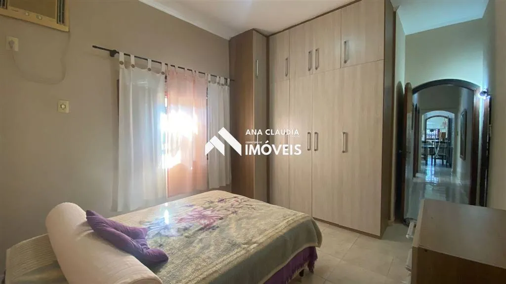 Imagem Casa bem localizada na praia de Mongaguá lado serra , próxima ao centro da cidade e a 450 metros da praia....