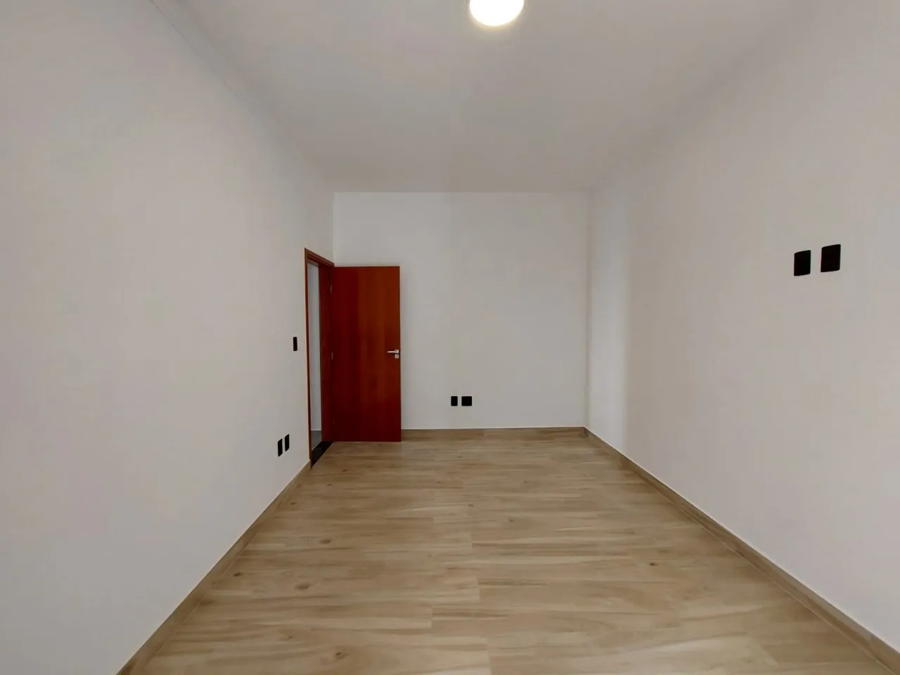 Imagem Impecável casa à venda em Sorocaba-SP, Wanel Ville: 3 quartos, 3 suítes, 145 m² de área, 4 banheiros e 2 vagas. Confira já!