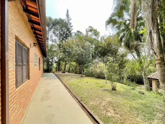 Imagem Condomínio de alto padrão, arborizado e com alamedas largas.