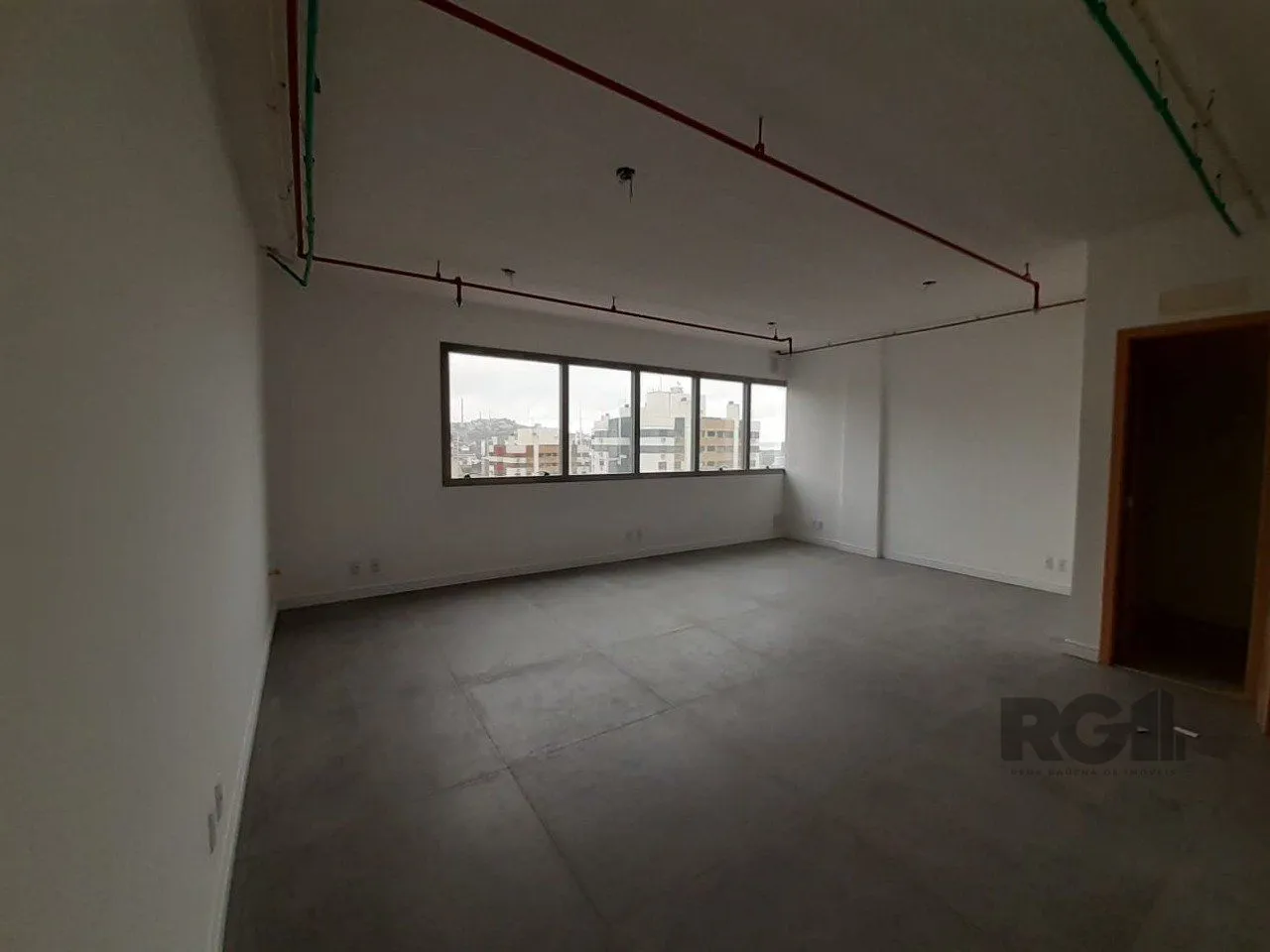 Imagem Excelente sala comercial no Menino Deus, com uma vaga de garagem.