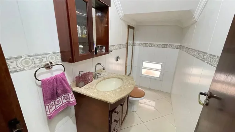 Imagem Conforto e Lazer a Passos da Praia: Sobrado com Piscina e Hidromassagem!