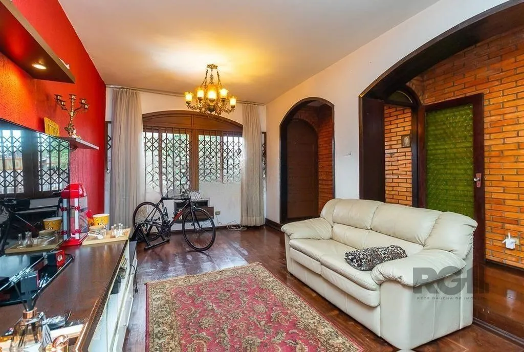 Imagem Casa de 245m² com 5 dormitórios no bairro Sarandi
