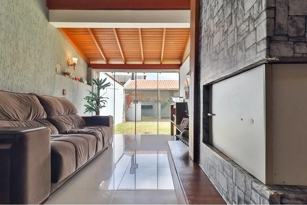 Imagem Casa térrea com 2 dormitórios, lavabo, espaço gourmet e 2 vagas.