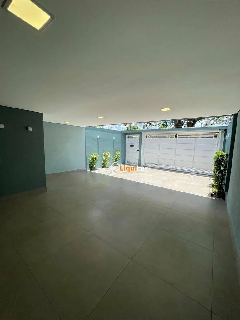Imagem Casa Moderna no Silvia Regina com 2 Suítes, Espaço Gourmet e Acabamento Impecável
