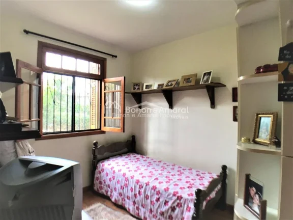 Imagem Esta encantadora casa localizada em Sousas, uma das áreas mais aprazíveis de Campinas, tem tudo qu...