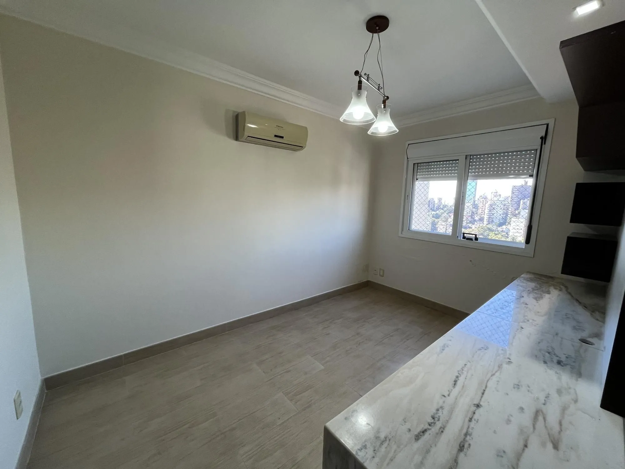 Imagem Apartamento de 3 quartos, suíte e 2 vagas de garagem no bairro Higienópolis POA
