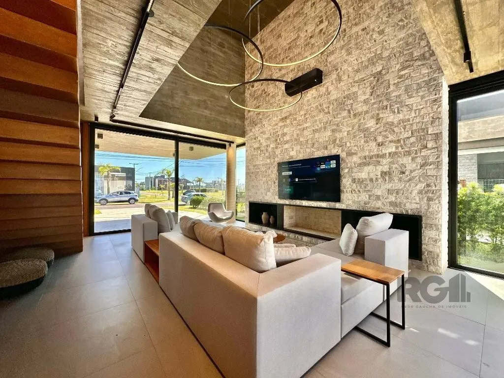 Imagem sobrado de luxo está à venda em um exclusivo condomínio à beira-mar