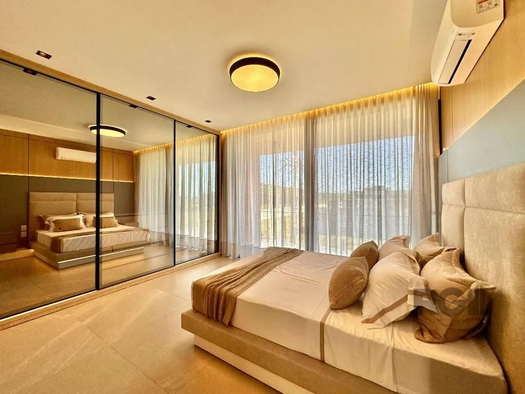Imagem sobrado de luxo está à venda em um exclusivo condomínio à beira-mar