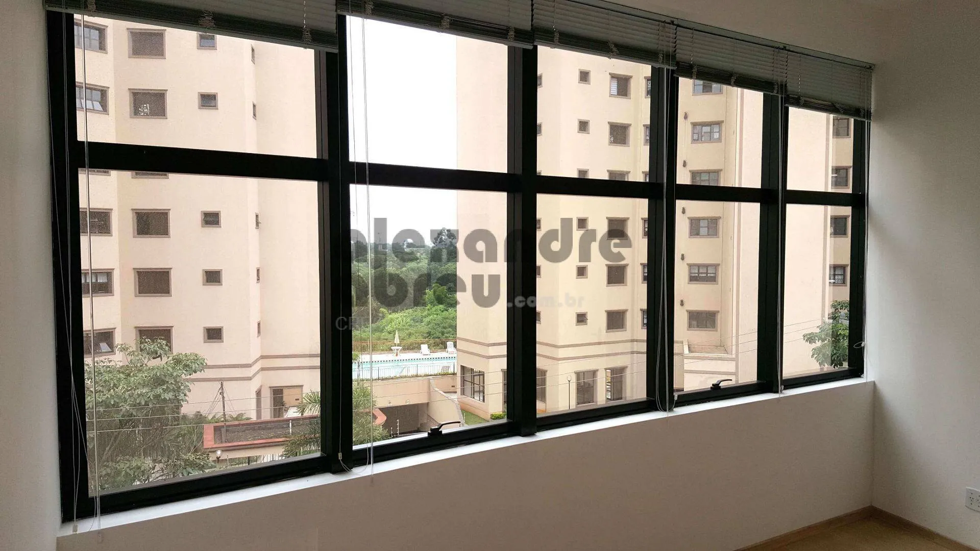 Imagem Aluga-se escritório comercial de 50 m² com 2 salas em Edifício no Morumbi