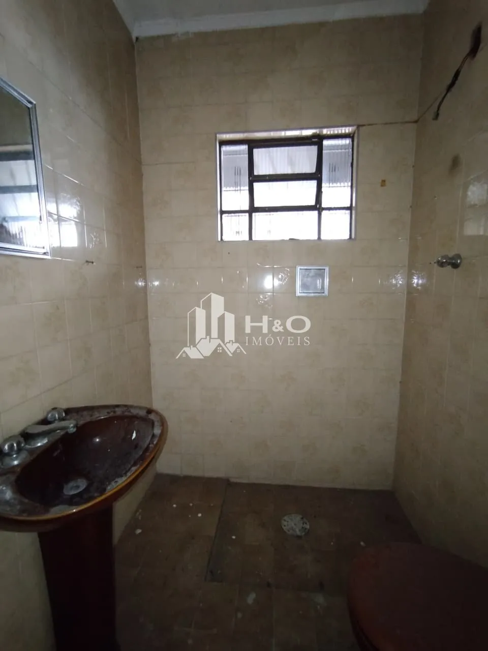 Imagem Casa ampla e muito bem localizada no bairro de Itaquera, próxima ao Shopping Metrô Itaquera e à Estação Corinthians‑Itaquera.
