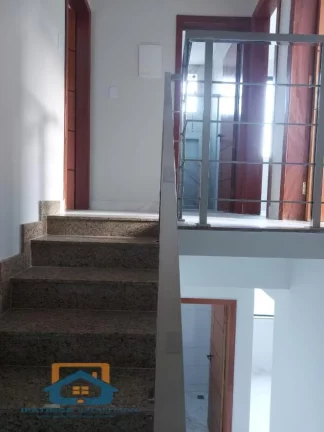 Imagem Casa Duplex de 3 quartos e 2 Vagas de garagem no Bairro Tirandetes