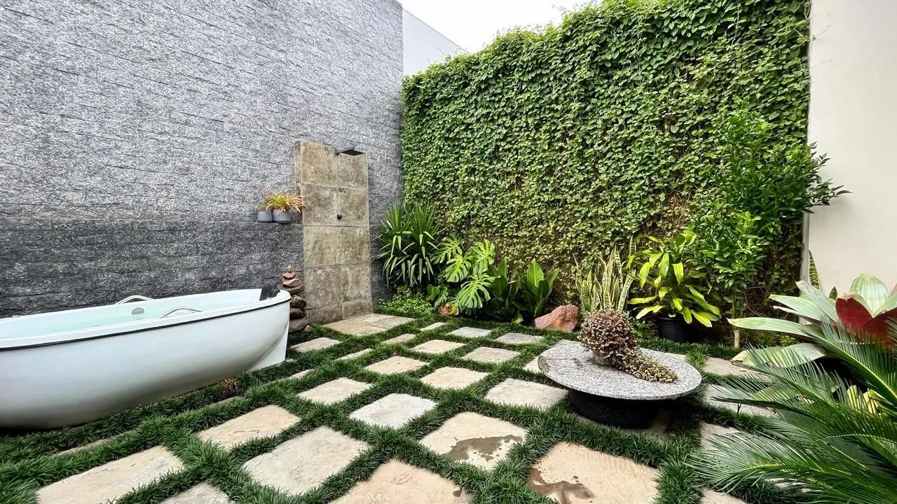 Imagem Casa Moderna com Suíte, Hidromassagem, Jardim e 2 Vagas