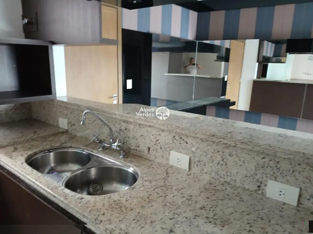 Imagem Vende-se apto em boa localização de Porto Alegre-1 Quarto- R$660.000,00