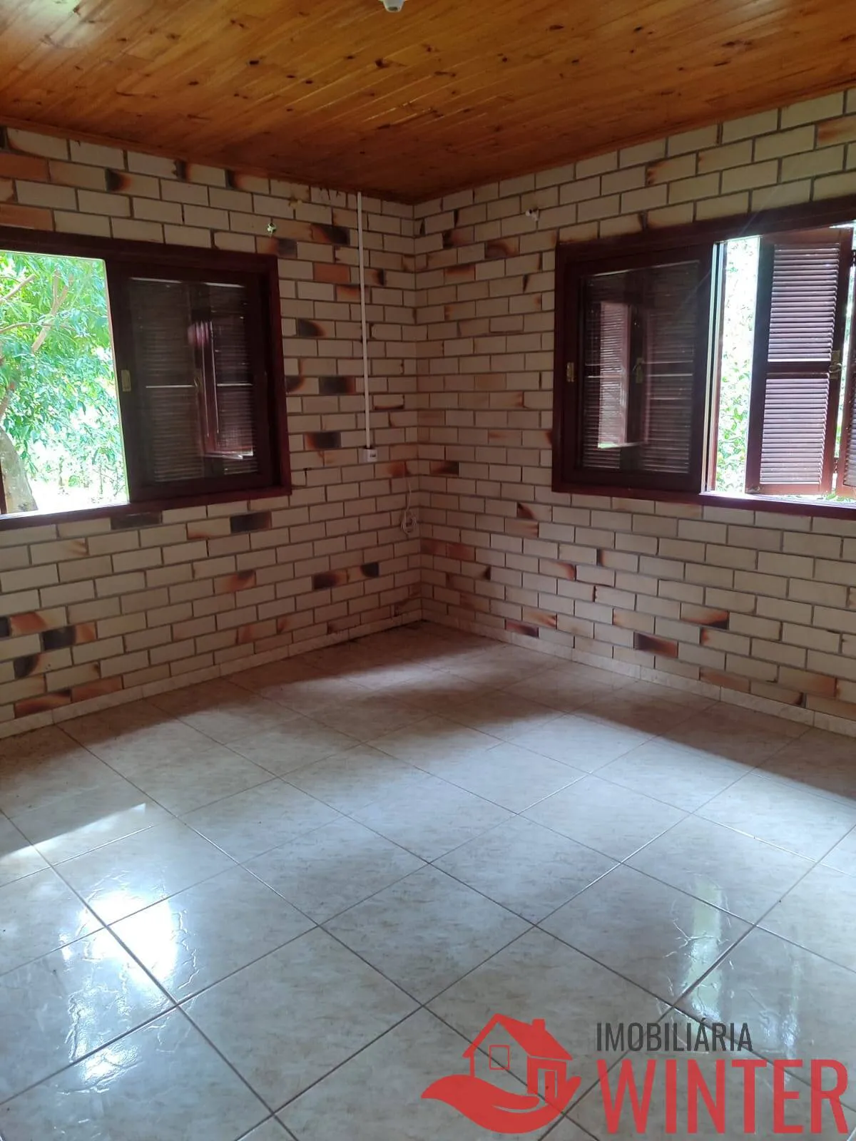 Imagem Pavilhão de 1.558,37m² + casa de caseiro em área de 14.485,00m²