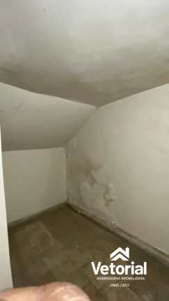Imagem Ponto Comercial no Centro de Barreiras, formato retangular, frente ampla, 04 vagas de garagem frontal, 02 banheiros, depósito.