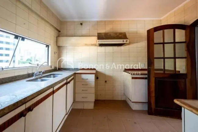 Imagem Apartamento aconchegante à venda, com 4 quartos, sendo 1 suíte, e 4 banheiros no total. Bem arejad...