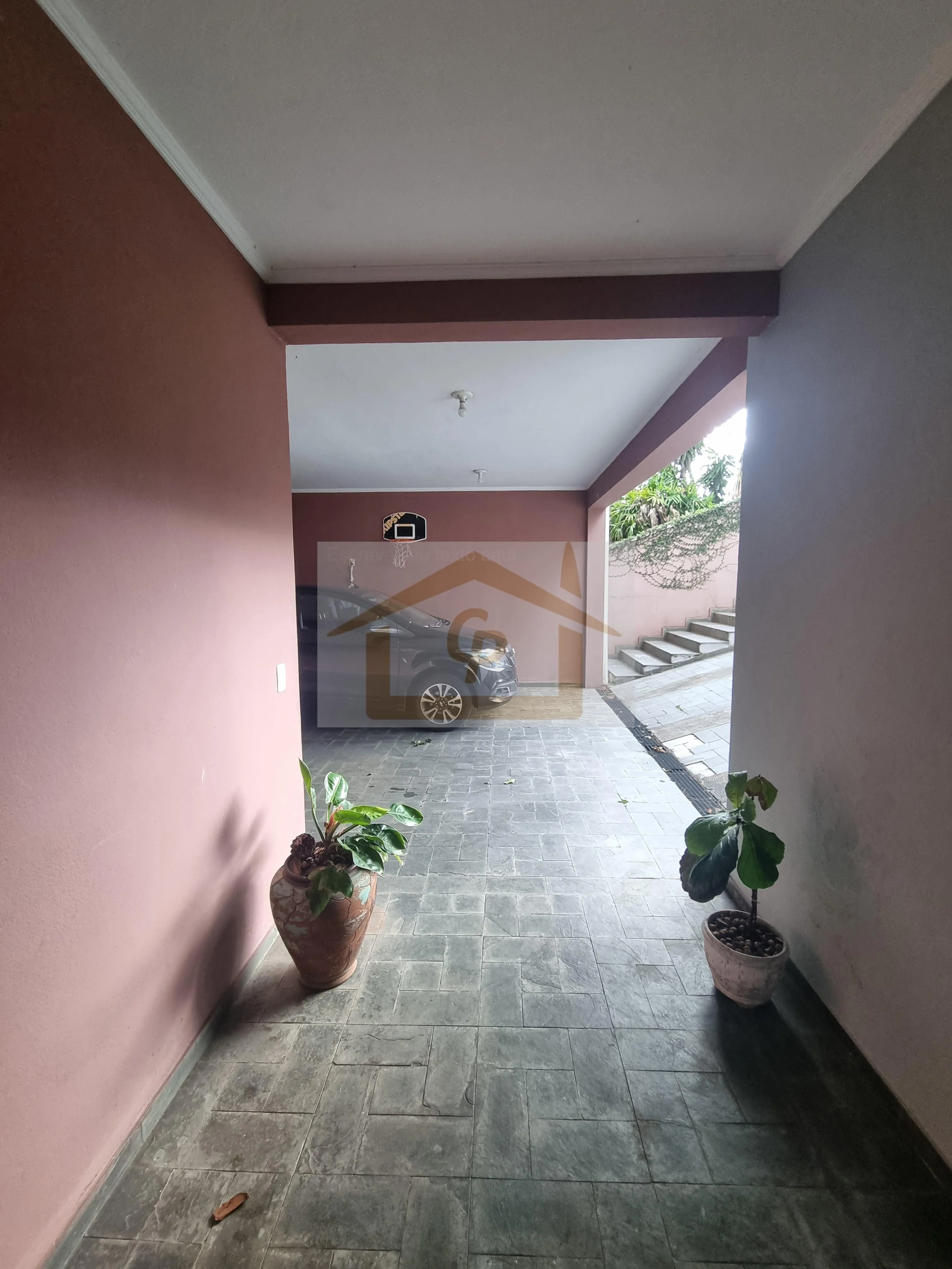 Imagem Encantadora! São 4 quartos (1 suíte), 4 vagas cobertas