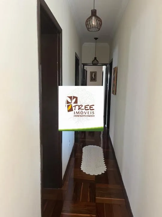 Imagem LOCAÇÃO DE SOBRADO NO ARUJAMÉRICA, EM ARUJÁ/SP, 450m² com 4 quartos, suíte com A/C, varanda, 4 salas, quintal, lavandeira e 4 vagas. CONSULTE-NOS.