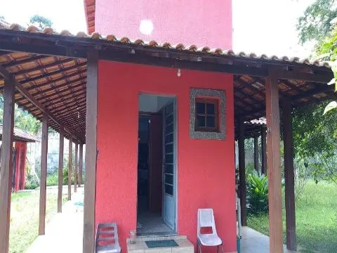 Imagem VENDA DE CASA NO COPACO, EM ARUJÁ/SP, 147m² com 3 suítes, quintal amplo, churrasqueira, sala de estar e jantar e garagem coberta. CONSULTE-NOS.