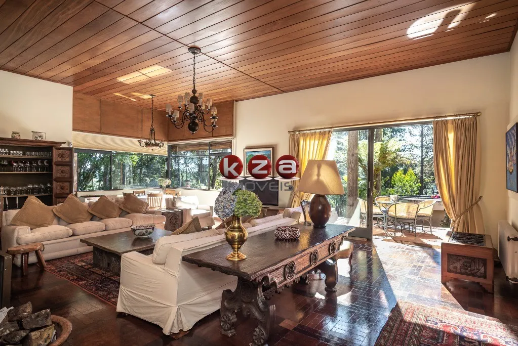 Imagem Imóvel de luxo à venda em Campos do Jordão-SP: Casa com 6 quartos, 4 suítes, 3 salas e 8 banheiros no bairro Toriba