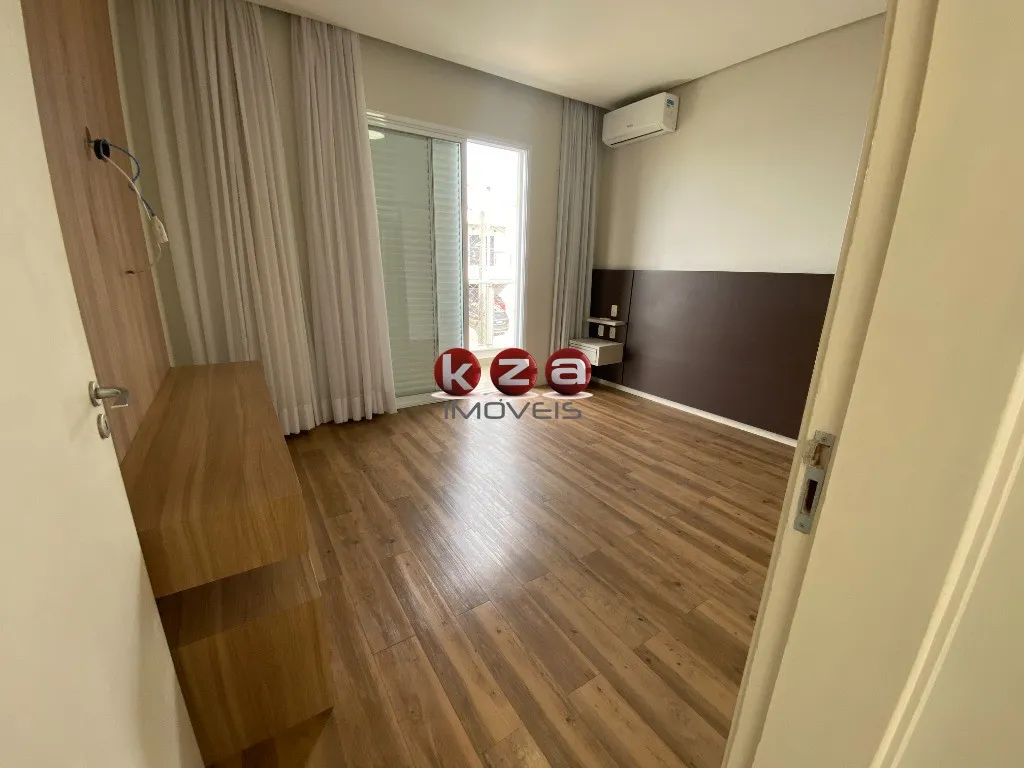 Imagem Lindo imóvel à venda em Valinhos-SP: Casa com 3 quartos, 3 suítes, 2 salas, 5 banheiros, 4 vagas de garagem e 259,29m² de área.