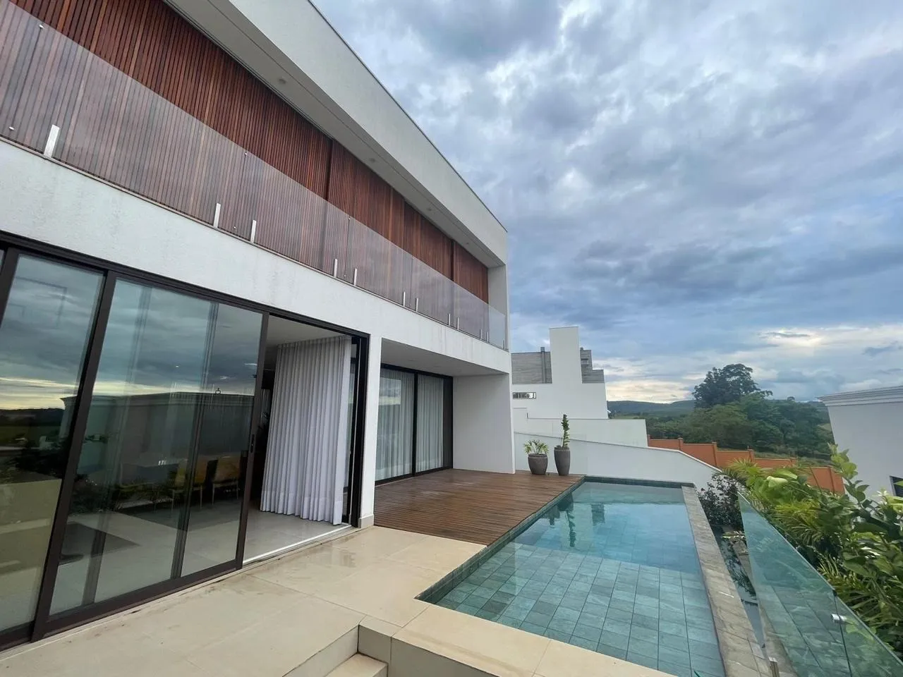 Imagem Casa de Luxo Decorada em Alphaville Nova Esplanada IV ? Vista para a Reserva e Porteira Fechada
